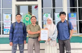 Koordinator pemerhati hukum AMPK Eko Kurniawan, foto bersama di Pengadilan Negeri Kelas IA Padang.