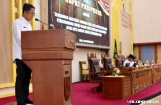 Wali Kota Batam, Amsakar Achmad menyampaikan tanggapan dan jawaban atas pemandangan umum fraksi-fraksi DPRD terhadap Ranperda Perubahan APBD Batam Tahun 2026 dalam Rapat Paripurna, Rabu. (humas)