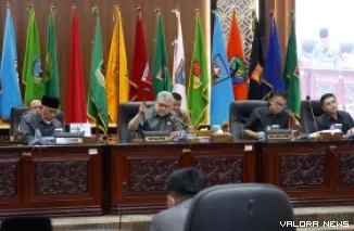 Ketua DPRD Sumbar, Muhidi didampingi wakil ketua Evi Yandri Rajo Budiman dan M Iqra Chissa serta Gubernur Mahyeldi, memimpin rapat paripurna dengan agenda nota pengantar Ranperda Perubahan APBD Tahun 2026, Jumat. (humas)