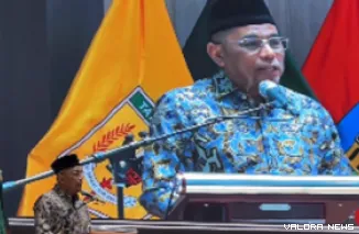 Anggota Fraksi PAN DPR RI, Arisal Aziz memberikan sambutan usai menerima penghargaan JMSI Award Sumbar 2026 sebagai Tokoh Publik Inspiratif di aula kantor gubernur, Sabtu. (humas)