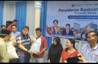 Wakil Ketua Komisi IV DPR RI Alex Indra Lukman Menyerahkan Bantuan Pangan Beras di Kelurahan Koto Baru Kecamatan Lubeg, Minggu (13/9/2026)