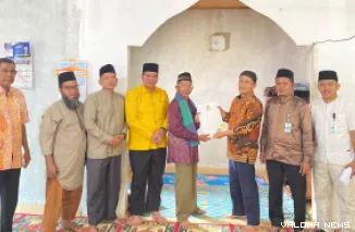 Plh Ketua Baznas Sijunjung, Lindo Karsyah didampingi Wakil Ketua II, Mardiwan Arraisi dan Kepala Pelaksana, Han Aidi Akbar serahkan SK UPZ Kaum Kampai Tolang di Nagari TBA Selatan, Kecamatan Sumpur Kudus, Jumat siang. (humas)