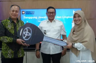 Manager KCU BTN Padang, Sudaryanto serahkan secara simbolis kunci mobil ambulance pada Direktur RSUD, dr. Muryani Dhatri disaksikan Wako Bukittinggi, Ramlan Nurmatias di Balai Kota, Rabu. (hamriadi)