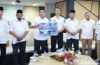 Sekretaris Daerah Bukittinggi, Rismal Hadi secara simbolis menyerahkan bantuan BKK untuk daerah terdampak gempa di NTT,usat rapat secara daring di Bukittinggi Command Center (BCC), Rabu. (humas)