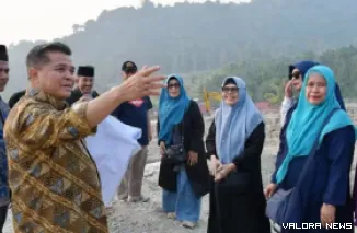 Bupati Agam, Benni Warlis berdialog dengan warga dalam agenda kunjungan lapangan meninjau pengerjaan sejumlah proyek infrastruktur, akhir pekan kemarin. (anizur)
