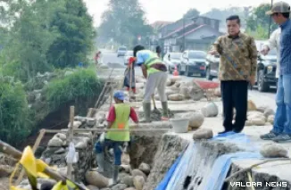 Bupati Agam, Benni Warlis didampingi sejumlah pimpinan OPD terkait, meninjau pekerjaan perbaikan jalan terban di Nagari Sitingkai, Kecamatan Matur, Sabtu. (anizur)