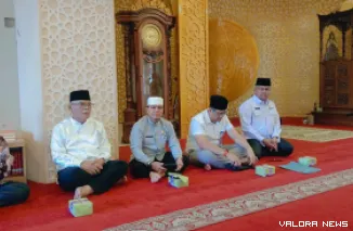 Bupati Pasbar, Yulianto saat mengikuti kegiatan peringatan Maulid Nabi Besar Muhammad SAW 1448 Hijriah/2026 Masehi di Masjid Agung Baitul Ilmi Pasaman Barat, Kamis. (humas)