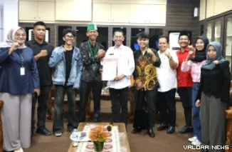 Wali Kota Batam, Amsakar Achmad foto bersama dengan elemen mahasiswa dan pemuda yang tergabung dalam Koalisi Angkatan Muda Bersatu Kota Batam di Kantor Wali Kota Batam, Rabu. (humas)