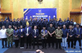 Bupati Pasbar, Yulianto bersama Fadly Amran (Ketua Nasdem Sumbar), Cindy Monica Salsabila (Bendahara Nasdem Sumbar/anggota DPR RI), foto bersama dengan jajaran pengurus Nasdem Pasbar masa bakti 2025-2029 di Aula Kantor Bupati, Sabtu. (robi irwan)