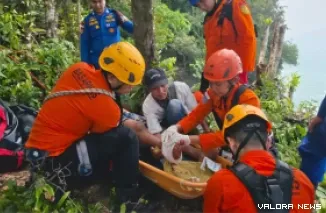 Tim SAR saat melakukan evakuasi korban