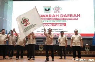 Wakil Ketua DPRD Sumbar, Evi Yandri Rajo Budiman kibarkan pataka HKTI usai terpilih secara aklamasi dalam Musda yang digelar di aula kantor gubernur, Senin. (humas)