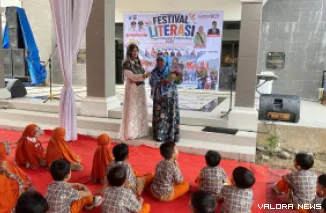 Festival Literasi Kabupaten Pasaman Barat 2026 diwarnai beragam kegiatan literasi dan seni, mulai dari membaca nyaring, membaca puisi, bertutur, hingga musikalisasi puisi. (robi irwan)