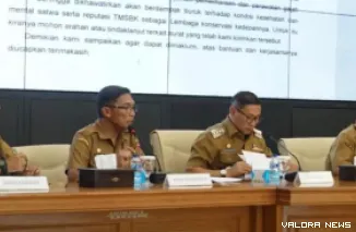 Wali Kota Bukittinggi, Ramlan Nurmatias bersama Kepala Dinas Pariwisata, Rofie Hendria dan jajaran, berikan penjelasan tentang kondisi agresif salah satu ekor gajah bernama Zidan yang telah sejak 2001 di TMSBK, di balai kota, Senin. (hamriadi)
