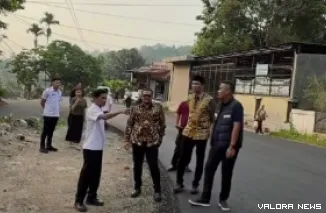 Wakil Gubernur Sumatera Barat, Vasko Ruseimy, didampingi Wali Kota Sawahlunto Riyanda Putra dan Wakil Wali Kota Jeffry Hibatullah meninjau progres perbaikan jalan. (hendra idris)