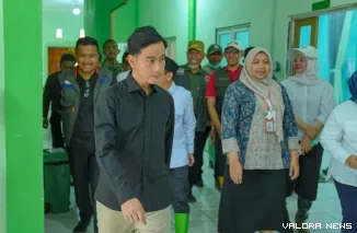 Kunjungan tersebut dilakukan Gibran di sela peninjauan kawasan terdampak banjir bandang di Kabupaten Solok dengan didampingi Gubernur Sumatera Barat Mahyeldi Ansharullah dan Wakil Gubernur Sumbar Vasko Ruseimy.
