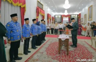 Gubernur Sumatera Barat, Mahyeldi lantik Enam Pejabat Eselon 2 yakni Medi Iswandi, Adib Alfikri, Yozarwardi Usama Putra, Mahdianur, Fasliatul Fuaddi dan Kuartini Deti Putri, Padang, Istana Gubernuran, Rabu. (humas)