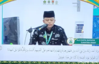 Kafilah Sumbar, Daffa Raffasya tampil pada cabang Tilawah Anak-Anak Putra di Convention Hall Masjid Agung Jawa Tengah, Ahad pagi. (humas)