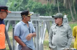 Bupati Tanah Datar Eka Putra bersama Anggota DPRD Tanah Datar Pendri Aswil meninjau langsung perkembangan pembangunan jembatan