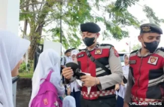 Personil Polresta Padang saat membagikan masker