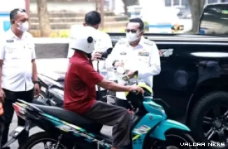 Bupati Tanah Datar saat membagikan masker kepada masyarakat