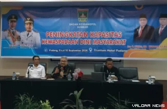 Ketua DPRD Sumbar, Muhidi (tengah) saat jadi narasumber pada kegiatan Peningkatan Kapasitas Kewaspadaan Dini Masyarakat yang digelar Badan Kesbangpol Sumbar di Padang, Rabu. Kegiatan selama dua hari ini diikuti 76 orang peserta. (humas)