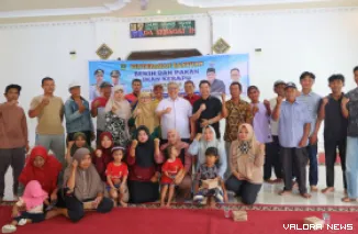 Ketua DPRD Sumatera Barat, Muhidiserahkan bantuan benih dan pakan ikan Kerapu pada kelompok pembudidaya ikan di Teluk Buo, Kecamatan Bungus Teluk Kabung, Kota Padang, Ahad. (humas)