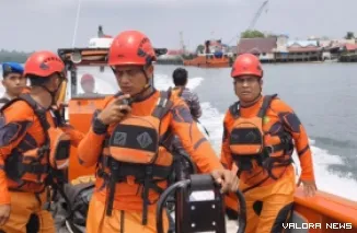Tim SAR saat melakukan evakuasi KMP Gambolo
