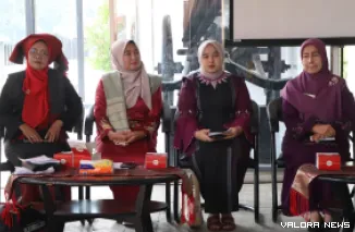 Ketua GOW Kota Sawahlunto, Kemala Jeffry saat pembukaan kegiatan "Belajar Bersama Membuat Lamang Tungkek" di Museum Goedang Ransoem, Rabu. (hendra idris)