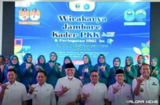 Wako Bukittinggi, Ramlan Nurmatias foto bersama usai pembukaan Wirakarya Jambore Kader PKK XXII dan HKG PKK ke-54 tingkat Provinsi Sumatra Barat tahun 2026 di Istana Bung Hatta Kota Bukittinggi, Rabu. (hamriadi)