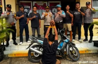 Pelaku beserta barang bukti yang berhasil diamankan.