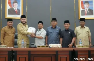 Wali Kota Padang Fadly Amran Menyampaikan Nota Keuangan dan Rancangan Peraturan Daerah (Ranperda) tentang APBD Kota Padang Tahun Anggaran 2027 dalam Rapat Paripurna DPRD Kota Padang di Ruang Sidang Utama Kantor DPRD Kota Padang, Senin (14/9/2026)