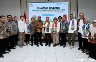 Anggota Komisi IX DPR RI, Gamal Albinsaid berfoto bersama bersama seluruh mitra yang hadir dalam Kunjungan Kerja Spesifik Komisi IX ke Kantor BPJS Surabaya, Jumat (4/9/2026). (humas)