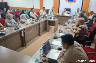 Kepala Pelaksana BPBD Sumbar, Erasukma Munaf pada rapat teknis pelaksanaan Gladi Kesiapsiagaan Bencana Tsunami di Padang, Selasa (1/9/2026). (humas)