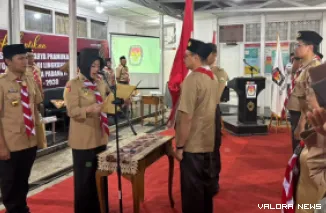 Ketua Harian Gerakan Pramuka Kwarcab Padang Panjang, Maria Feronika Hendri kukuhan Plt KPU Padang Panjang, Sutrisno sebagai ketua Pengurus Saka Pramuka Rintisan Yogaswara periode 2026-2030 di halaman Kantor KPU Padang Panjang, Senin. (humas)