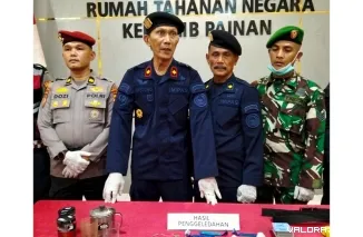 Kepala Rutan Kelas IIB Painan, Hastono (dua dari kiri) memperlihatkan barang bukti sitaan, usai pelaksanaan razia gabungan bersama Polres Pessel dan Kodim 0311, Selasa (22/9/2026) malam di Rutan Painan. FOTO: tusrisep