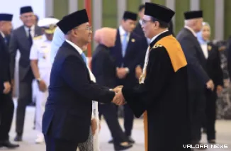 Ketua Mahkamah Agung RI, Sunarto ucapkan selamat pada Sarjito usai dilantnik sebagai Kepala Eksekutif Pengawas BMKS merangkap Anggota Dewan Komisioner OJK periode 2026-2031 di Gedung Mahkamah Agung, Jakarta, Rabu. (humas)