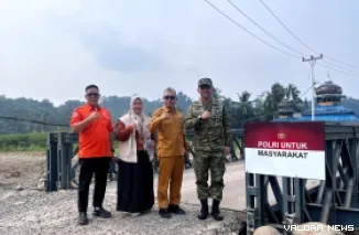 Wakil Kepala Posko Nasional Satgas PRR Pascabencana Alam di Aceh, Sumatera Utara, dan Sumatera Barat, Marsma TNI Ridha Hermawan menimjai proyek perbaikan infrastruktur di Agam, Selasa. (anizur)