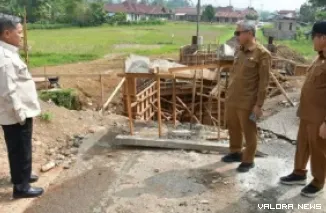 Bupati Agam, Benni Warlis meninjau pengerjaan Jembatan Tigo Kampuang di Nagari Canduang Koto Laweh, Kecamatan Canduang, Jembatan ini dibangun dengan anggaran lebih dari Rp599 juta. (anizur)