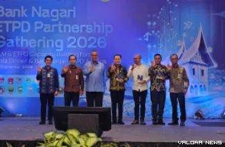 Sekdaprov Sumbar, Arry Yuswandi bersama Dirut Bank Nagari, Gusti Candra dan jajaran, foto bersama usai kegiatan Bank Nagari ETPD Partnership Gathering 2026, Jumat (25/9/2026). (humas)