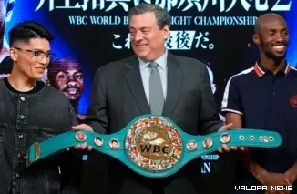 Petinju Jepang Tomoya Tsuboi membidik sabuk juara dunia kelas super terbang 52,1 kilogram World Boxing Council (WBC) saat menghadapi Ricardo Malajika di Toyota Arena, Tokyo