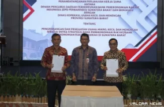 Kepala OJK Sumatera Barat, Roni Nazra foto bersama dengan Kepala Dinas Koperasi dan UKM Sumatera Barat, Endrizal dan Ketua DPD PERBARINDO Sumatera Barat dan Bengkulu, Sumardi usai penandatanganan PKS di Padang, Kamis. (humas)