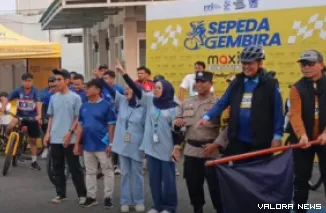 Wakil Wali Kota Bukittinggi, Ibnu Asis beserta angkasawan RRI Bukittinggi, melepas peserta Sepeda Gembira dalam rangka memeriahkan RRI Fest 2026 dan HUT RRI ke-81 di Halaman RRI Kota Bukittinggi, Ahad. (hamriadi)