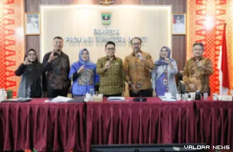 Sekretaris DPRD Sumbar, Maifrizon foto bersama dengan Ketua KI Sumbar, Fadhli Idham beserta jajaran, usai kegiatan Monev Keterbukaan Informasi Publik 2026 yang digelar KI Sumbar di Aula Kantor Bappeda, Kamis (22/10/2026). (humas)