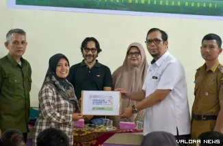 Sebanyak 50 siswa tingkat SD, SMP, hingga SMA di kawasan jalur Belt Conveyor RW 08, Kelurahan Indarung, Kecamatan Lubuk Kilangan, Kota Padang, menerima bantuan beasiswa pendidikan melalui Forum Nagari Indarung.