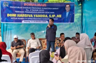 Ketua Komisi IV DPRD Sumatera Barat, Doni Harsiva Yandra jadi narasumber Sosper Nomor 4 Tahun 2023 tentang Penanggulangan Bencana, di Jalan Rumah Panjang Gunung Cerek, Nagari Koto Berapak, Kecamatan Bayang, Ahad siang.(humas)