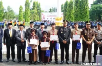 Penyerahan beasiswa secara simbolis dilakukan oleh unsur Forum Koordinasi Pimpinan Daerah (Forkopimda) di halaman Kantor Bupati Dharmasraya, Rabu, sebelum upacara peringatan Hari Sumpah Pemuda ke-98.