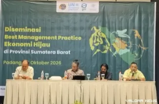Kepala Bidang Ekonomi dan Sumber Daya Alam Bappeda Sumbar Andre Olla (Kuning) Saat Memberi Pemaparan Pada Kegiatan Diseminasi Best Management Practice Ekonomi Hijau, Jumat (23/10/2026)