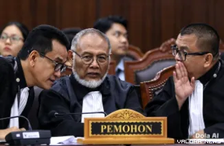 Kuasa Hukum Pemohon Refly Harun bersama Bambang Widjojanto dan Pemohon Denny Indrayana saat mengikuti sidang pengucapan putusan sengketa Perselisihan Hasil Pemilihan Umum Presiden dan Wakil Presiden, Selasa (06/10) di Ruang Sidang MK. Foto Humas
