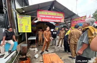 Wali Kota Solok Ramadhani Kirana Putra turun langsung meninjau genangan air di kawasan Enam Suku, Kota Solok, setelah menerima laporan warga melalui sistem pengaduan Dinas Komunikasi dan Informatika (Diskominfo), Senin.