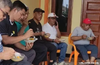 Anggota DPRD Padang, H Rusdi menikmati sajian kolak bersama warga RT 04 RW 11 Kelurahan Banuaran Nan XX, Kecamatan Lubuk Begalung saat meninjau pemasangan PJU, Ahad (18/10/2026) pagi. (humas)